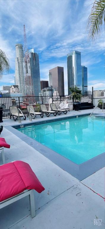 Modern Elite Open Style Loft with Rooftop Pool & Jacuzzi